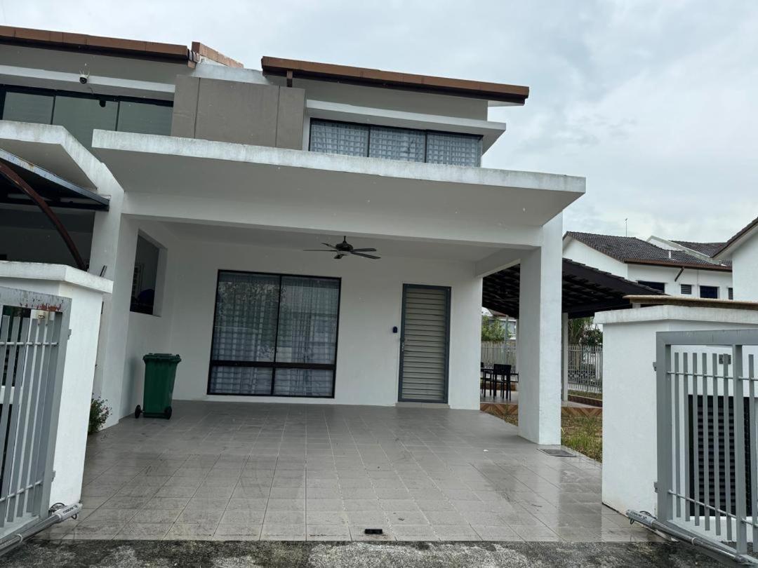 Sungai Long Guesthouse Kajang Exterior photo